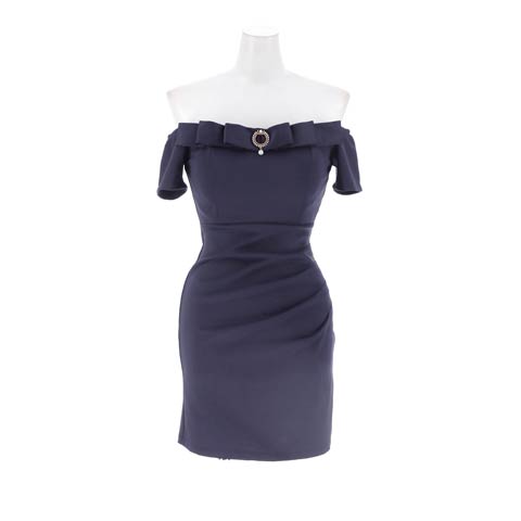 1/21新作![伊藤桃々着用]高見えSEXYオフショル胸元リボンビジューブローチ半袖タイトミニ丈キャバドレス(ネイビー-Sサイズ)