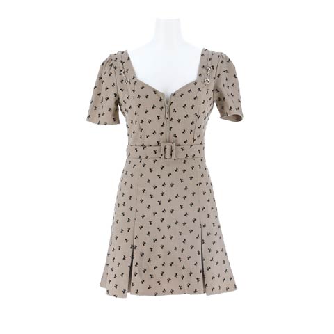 2/24新作!リボン柄谷間ジップベルトモチーフプリーツ半袖Aラインミニ丈キャバドレス[SML/3サイズ展開][みこ着用](モカグレー-Sサイズ)