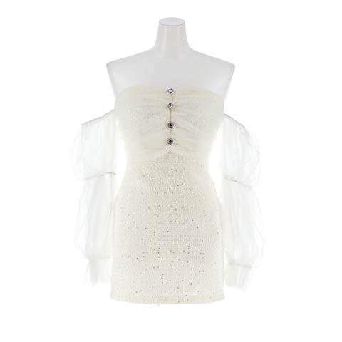 12/12新作![伊藤桃々着用]輝くスパンコールツイードに肩見せでSEXYなオフショル×ギャザーチュール袖ミニ丈キャバドレス(ホワイト-Sサイズ)