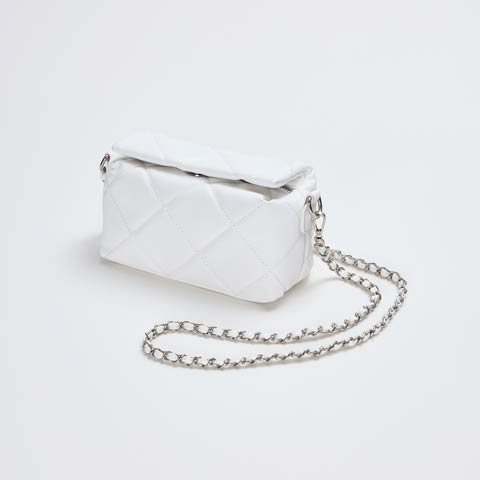2/27新作!スクエアキルティングチェーンショルダーバッグ(ホワイト-フリーサイズ)