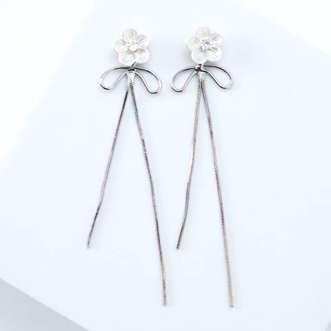 ミドルチェーンフラワーピアス(シルバー-シルバー)