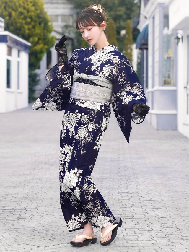 [3点SET]紺地×レトロ花柄浴衣【YUKATA by dazzy 2025】 3点SET]紺地×レトロ花柄浴衣【YUKATA by dazzy 2025】 - メルカリ