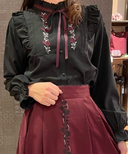 薔薇刺繍ハイネックブラウス アクシーズファム公式通販 axes femme online shop