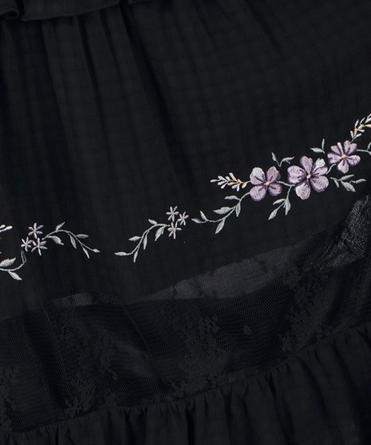 フラワー刺繍ピナフォアワンピース | POETIQUE | axes femme online shop