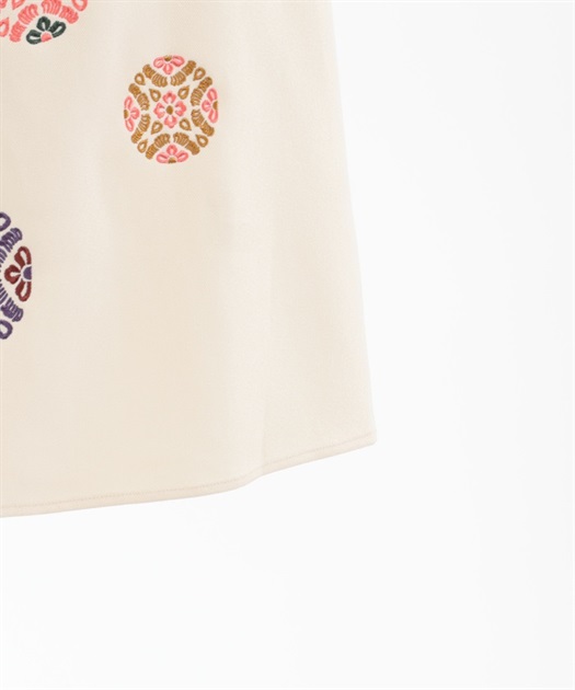 白ベースは春夏の色構成新品未使用 axes femme AXES-X 暈しボーダー×浮線綾刺繍スカート